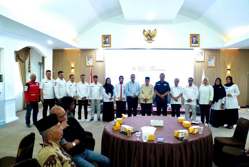 Wako Hendri poto bareng pengurus PMI